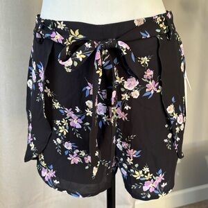 Candies Womens shorts. Medium. Pull on. NWT.